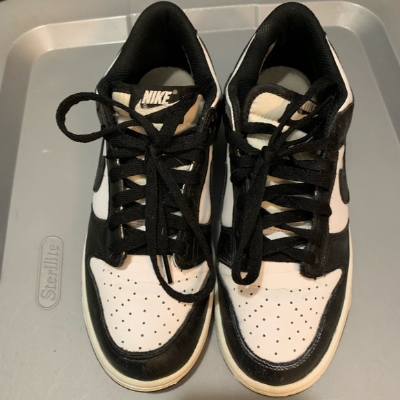 Nike 🐼🐼 size 7 youth fits like a 8 maybe even a 8.5 - Picture 1 of 2